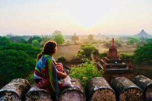 Magiczny Bagan o wschodzie w Birmie